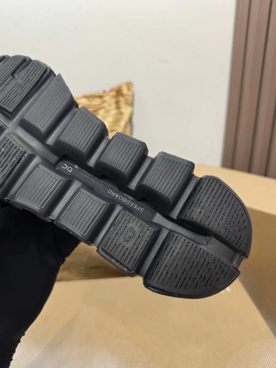 Детальный вид рельефной подошвы с канавками и логотипом Speedboard