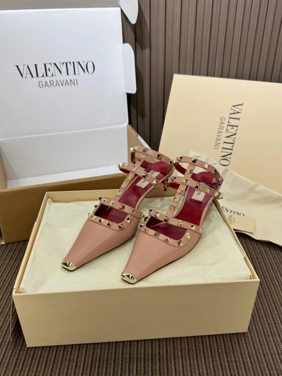 Пара розовых слингбэков с шипами Rockstud и коробкой, вид сверху