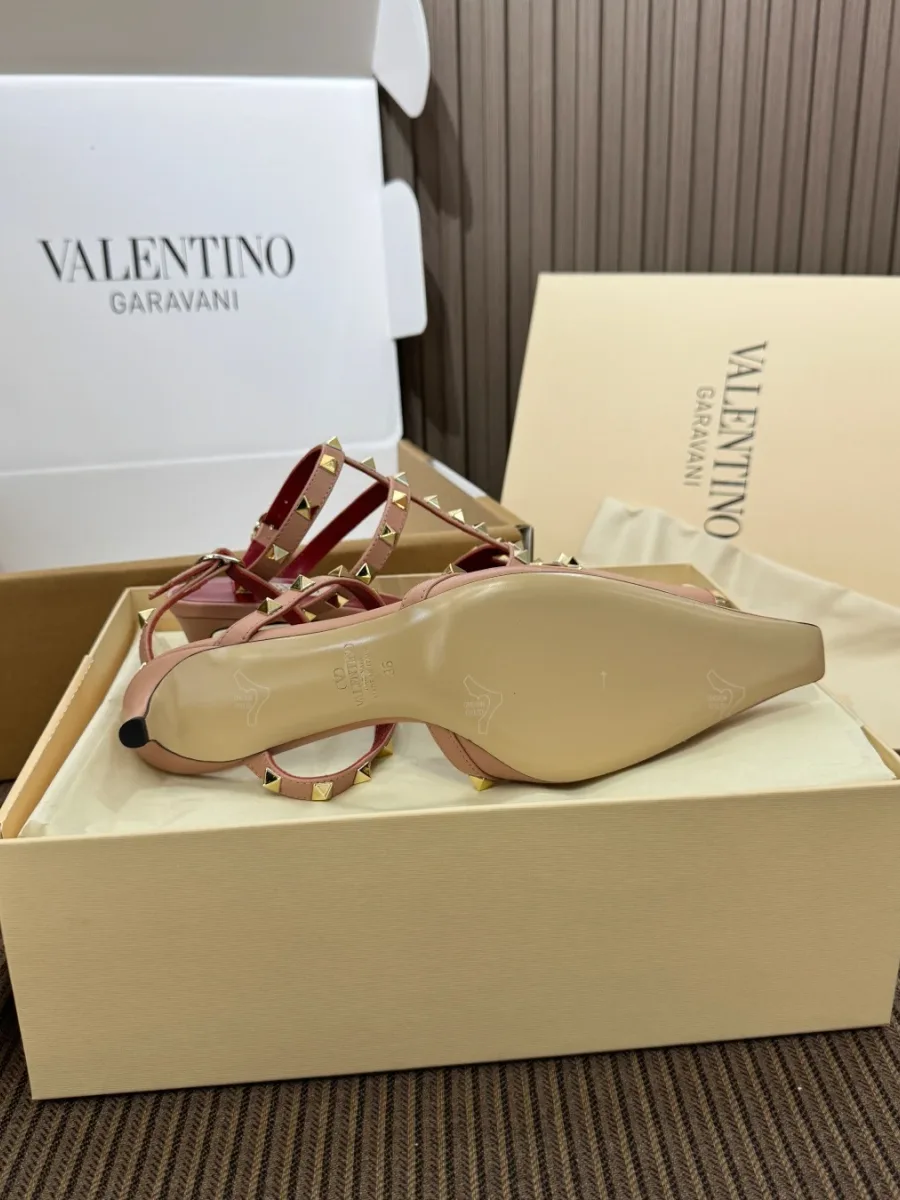 Розовые туфли с шипами, вид на бежевую кожаную подошву