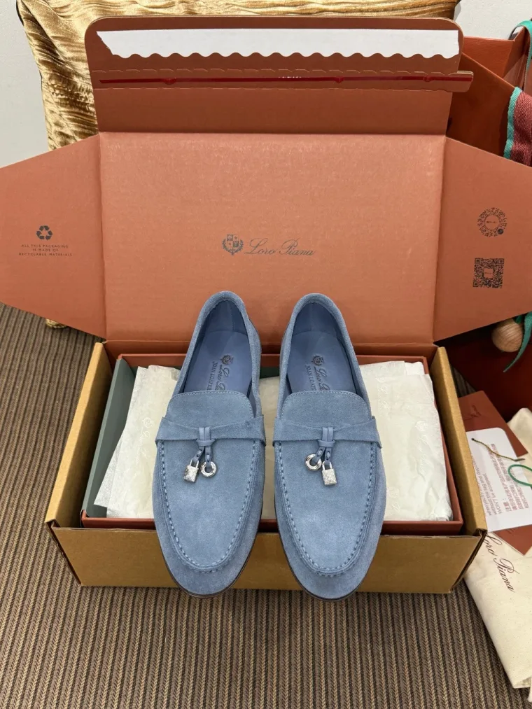 Loro Piana Голубые замшевые лоферы Joan с подвесками