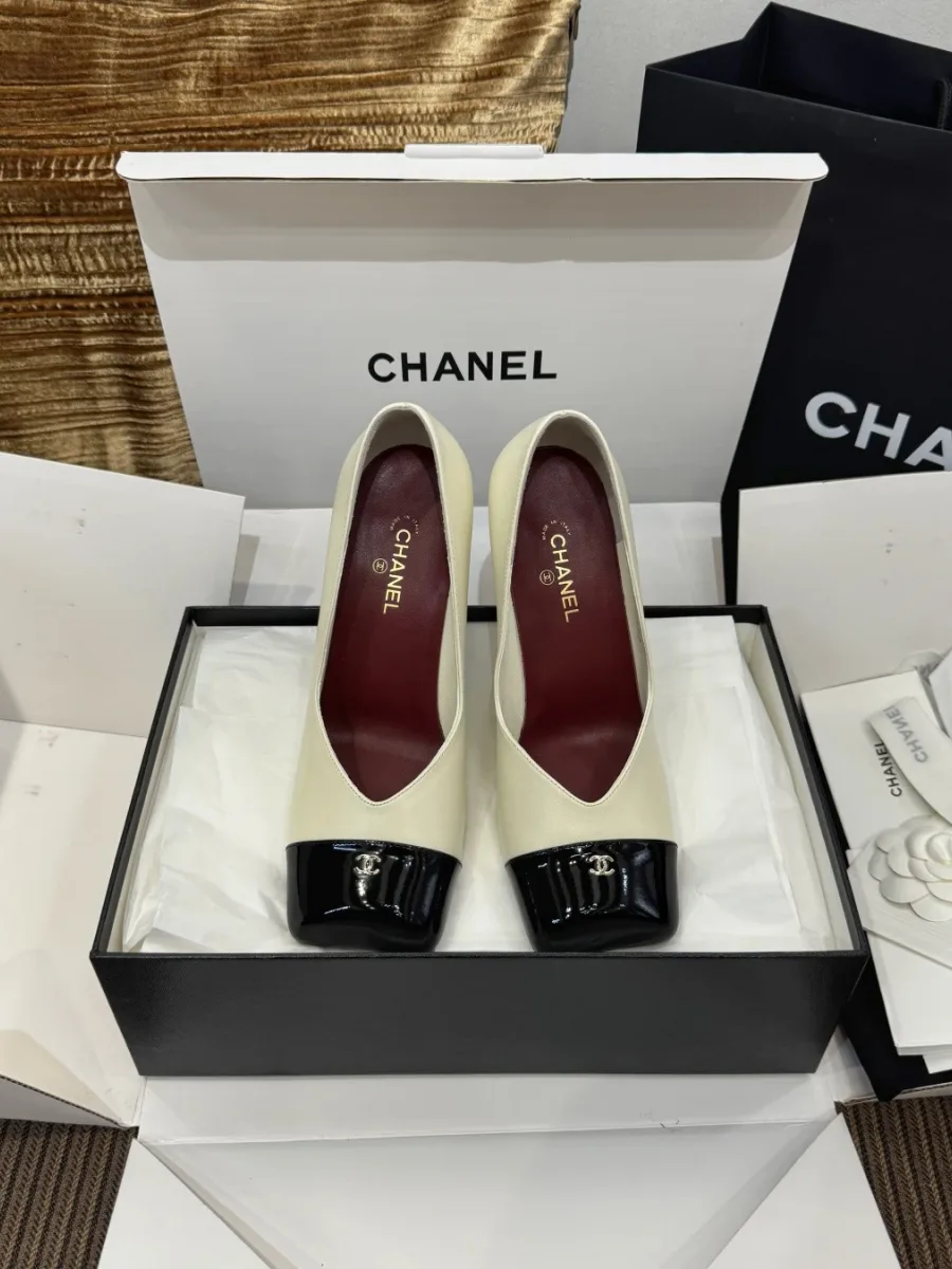 Бежевые туфли Chanel с чёрным лакированным мыском в фирменной коробке, вид сверху