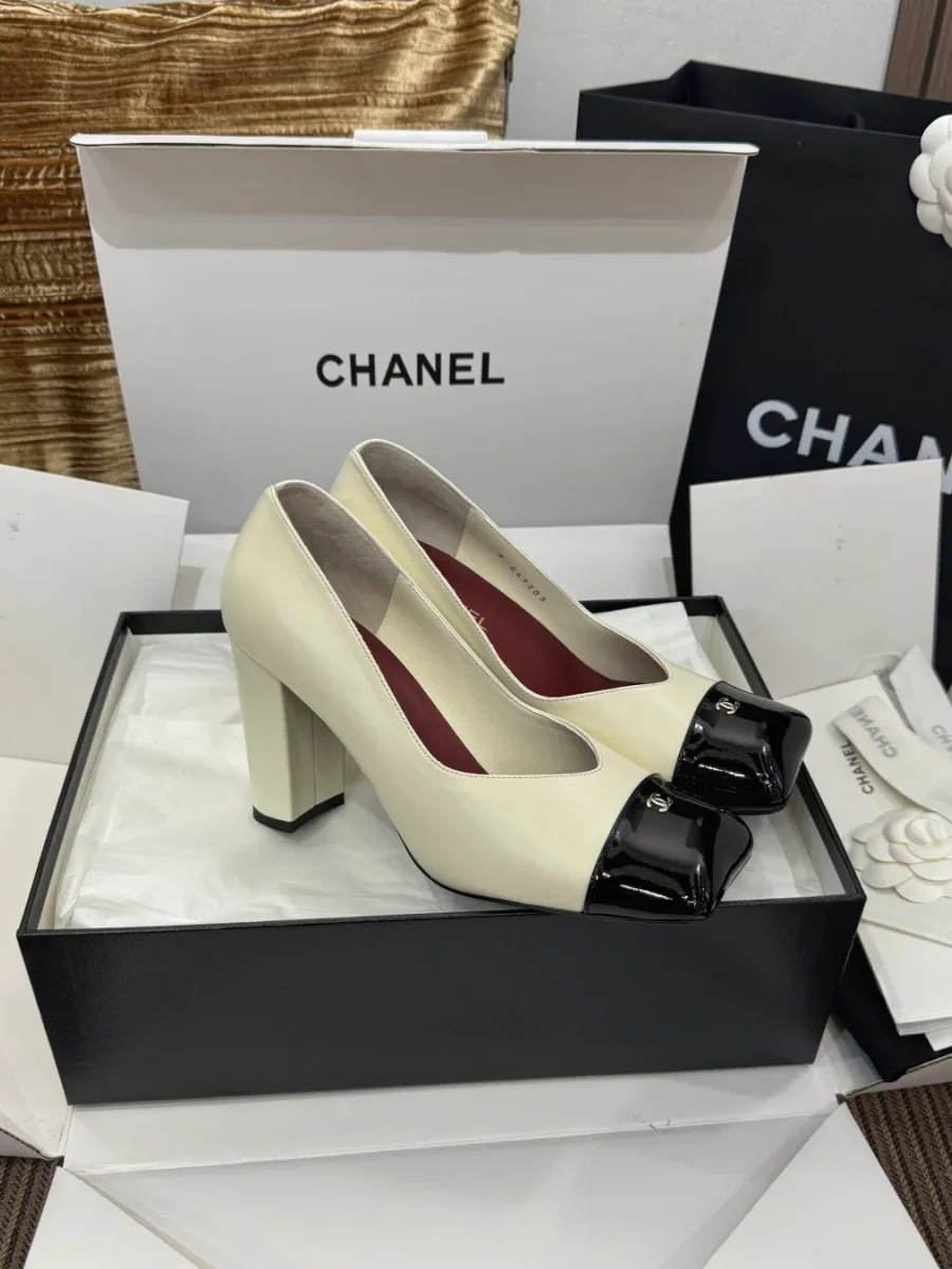 Двухцветные туфли Chanel на устойчивом каблуке в коробке, ракурс три четверти