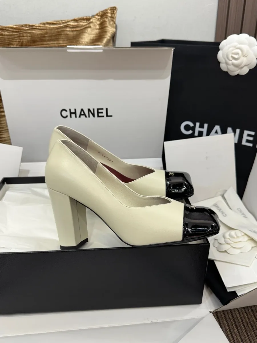 Бежевые туфли Chanel на высоком каблуке, вид сбоку на фоне коробки