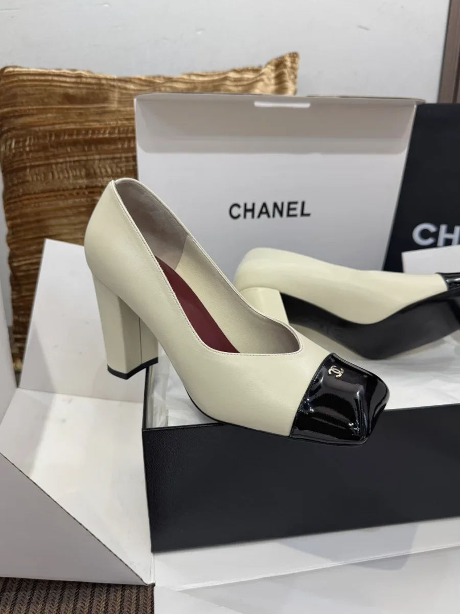 Туфли Chanel из бежевой кожи с чёрным квадратным мыском, ракурс спереди сбоку