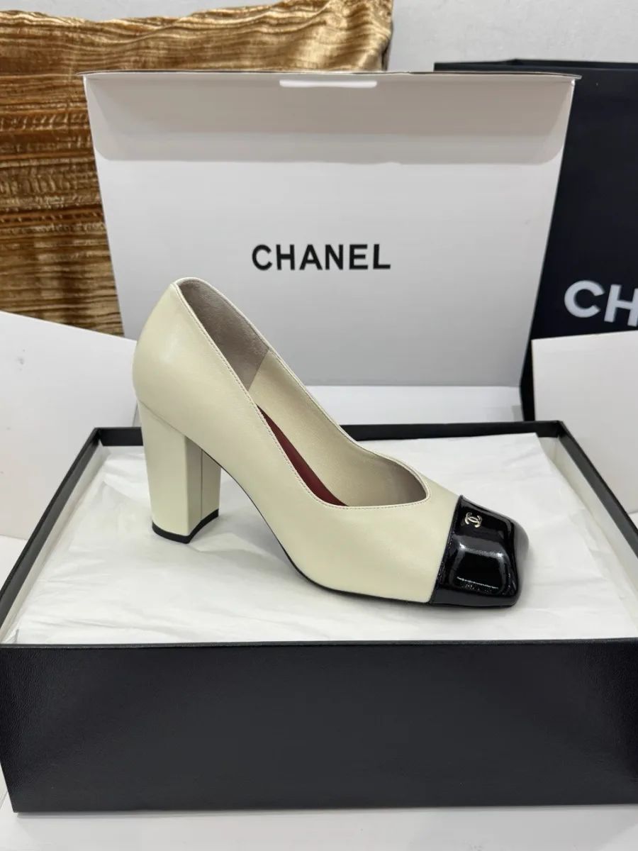 Бежевая туфля Chanel на широком каблуке 8,5 см в коробке, вид сбоку