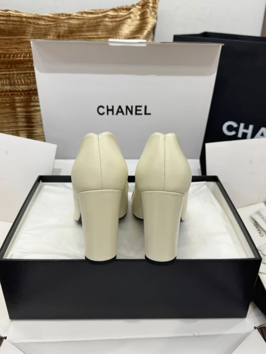 Бежевые туфли Chanel, вид сзади на закрытую пятку и устойчивые каблуки