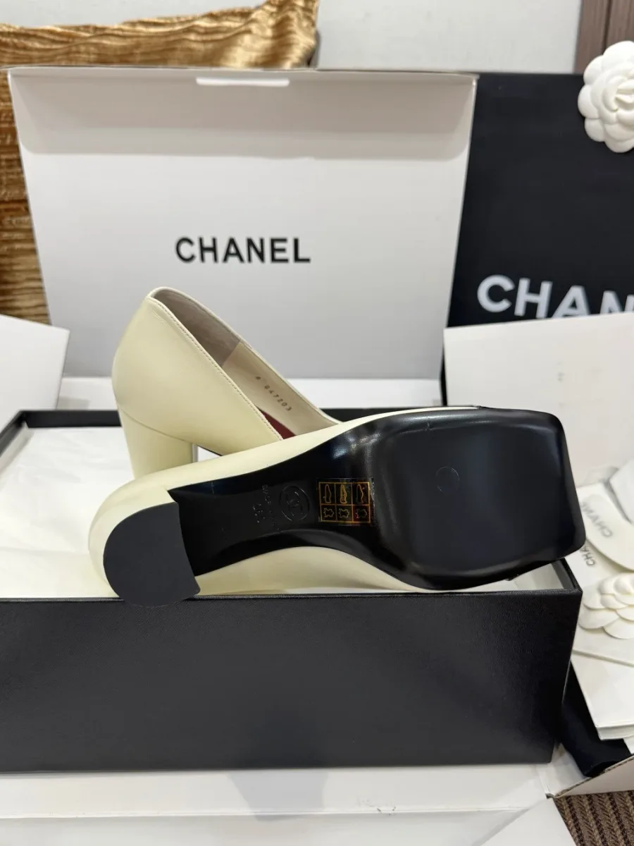 Подошва из натуральной кожи и каблук бежевой туфли Chanel в коробке