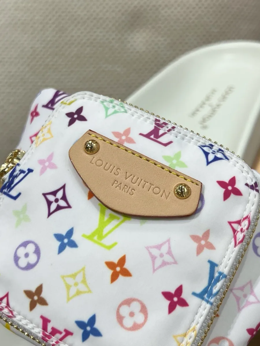 Крупный план кожаной нашивки с тиснением Louis Vuitton Paris на кармане