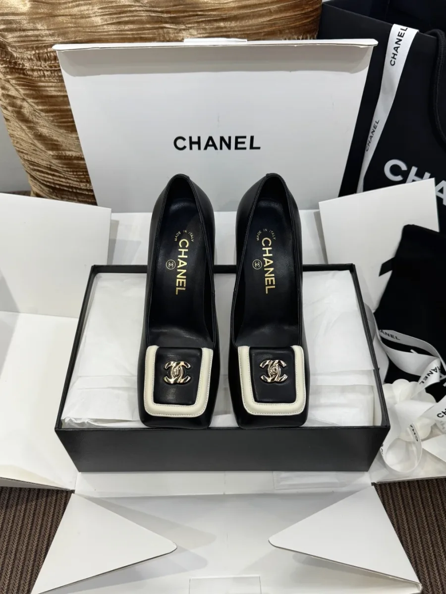 Чёрные туфли Chanel с пряжкой на мыске в коробке, вид сверху
