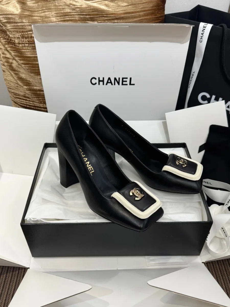 Пара чёрных кожаных туфель Chanel на высоком каблуке в коробке, вид три четверти