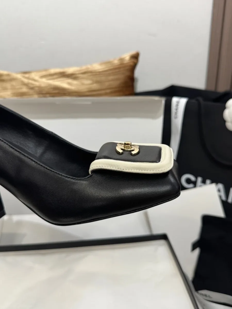 Боковой профиль мыска туфли Chanel с контрастной окантовкой пряжки