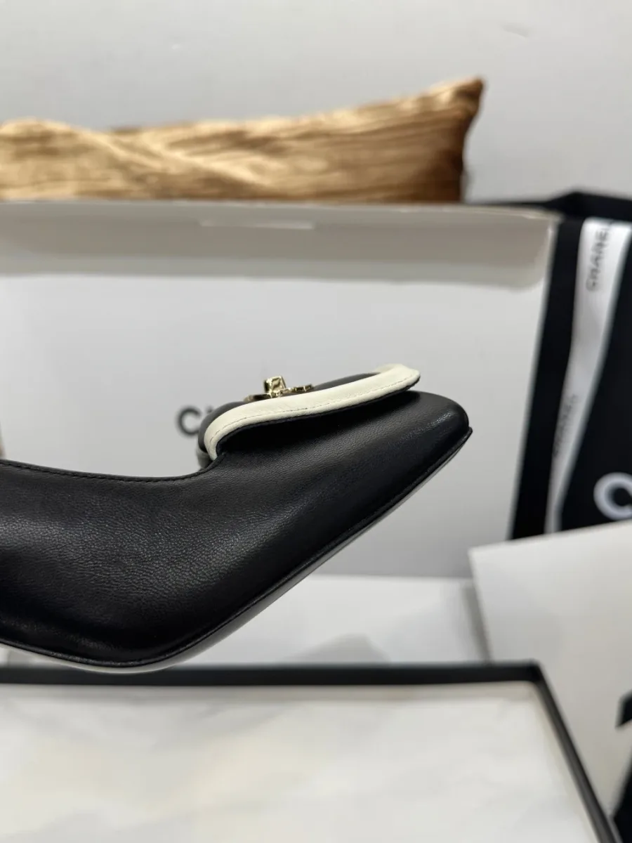 Форма квадратного носка туфли Chanel с пряжкой, вид сбоку