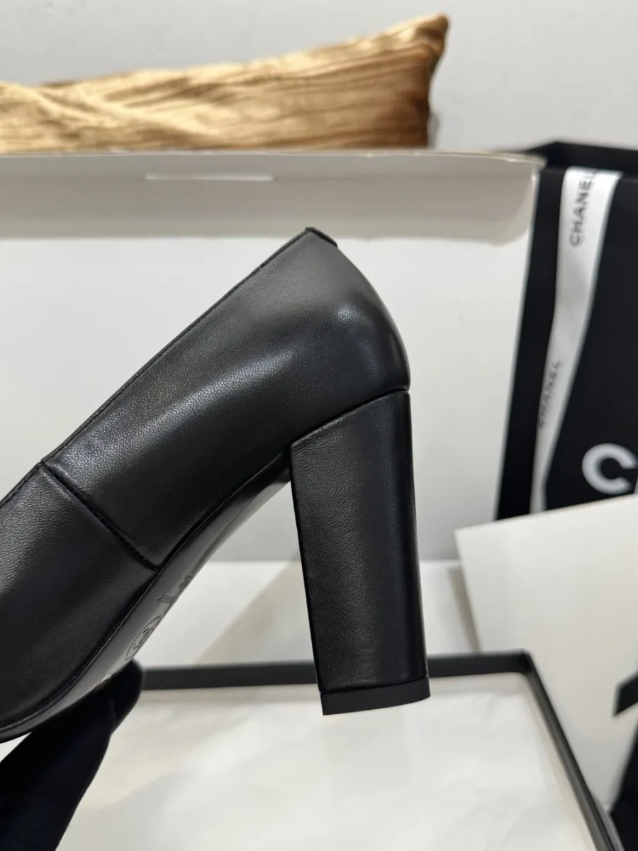 Устойчивый обтяжной каблук чёрной туфли Chanel, вид сбоку