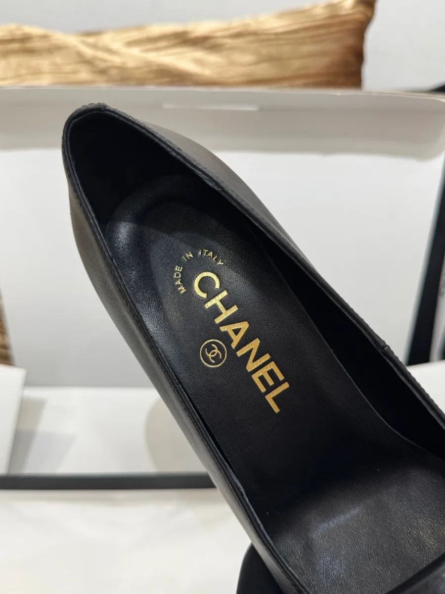 Внутренняя кожаная стелька чёрной туфли с золотистым тиснением Chanel