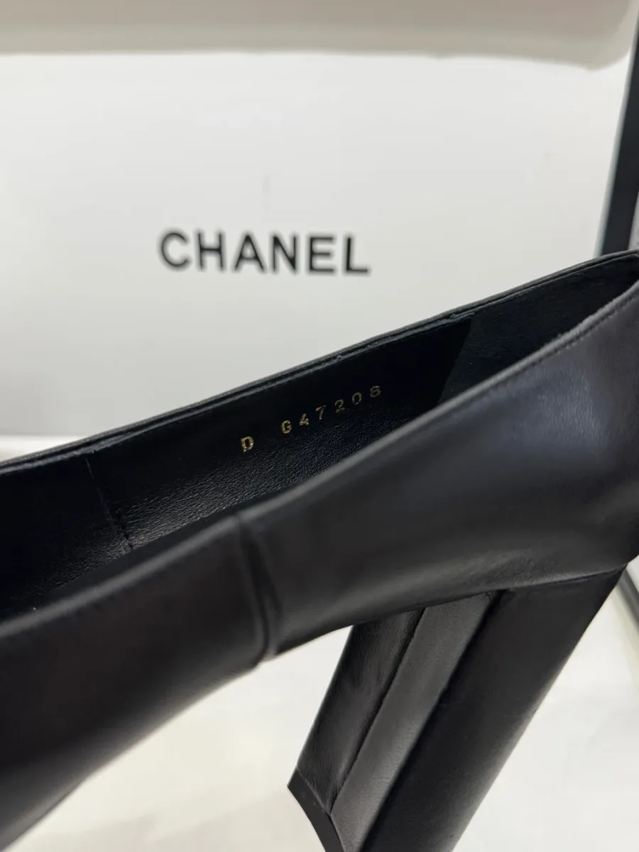 Внутренняя сторона туфли Chanel с выбитым серийным номером модели