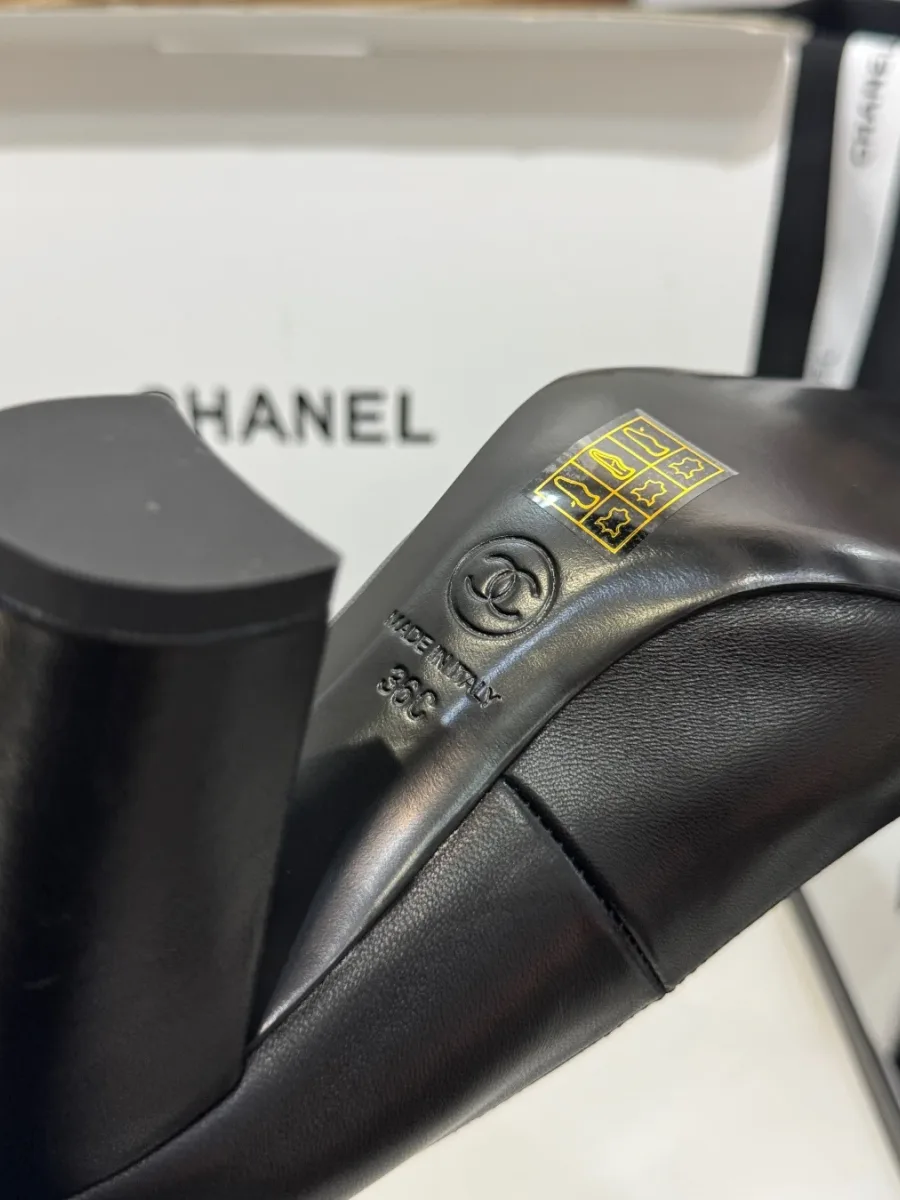 Нижняя часть подошвы из натуральной кожи с логотипом Chanel и набойкой каблука