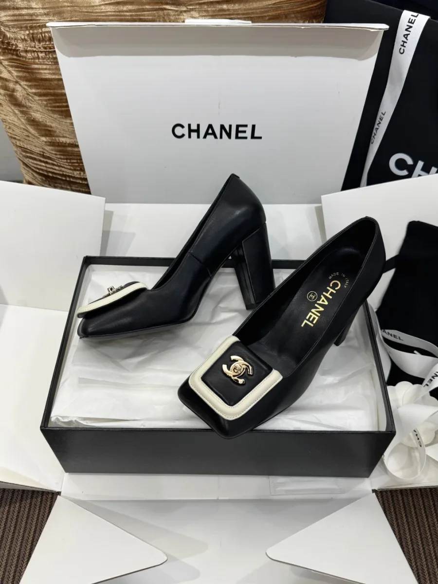 Чёрные туфли Chanel с контрастной планкой и логотипом CC в фирменной коробке