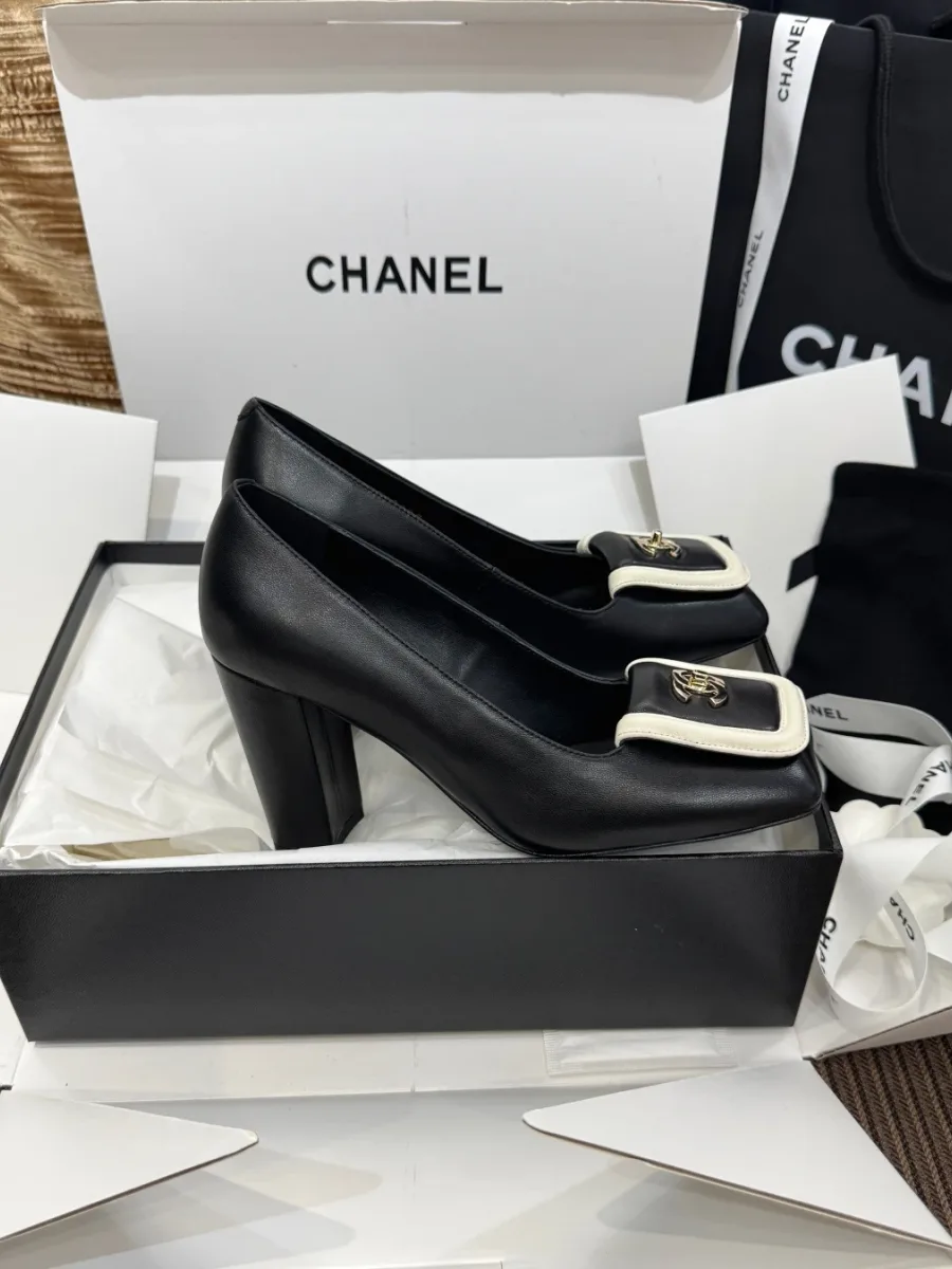 Чёрные женские туфли Chanel на устойчивом каблуке, вид сбоку