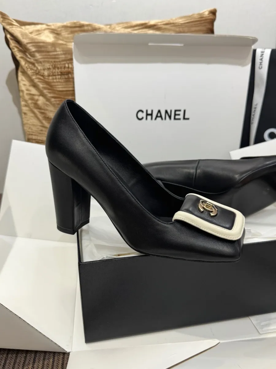 Чёрная кожаная туфля Chanel на высоком массивном каблуке, боковой ракурс