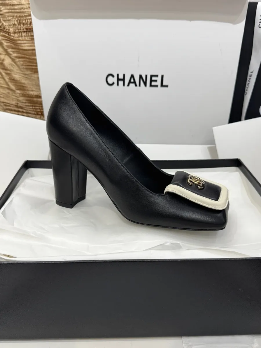 Туфля Chanel из чёрной кожи с квадратным мыском и золотистым логотипом CC