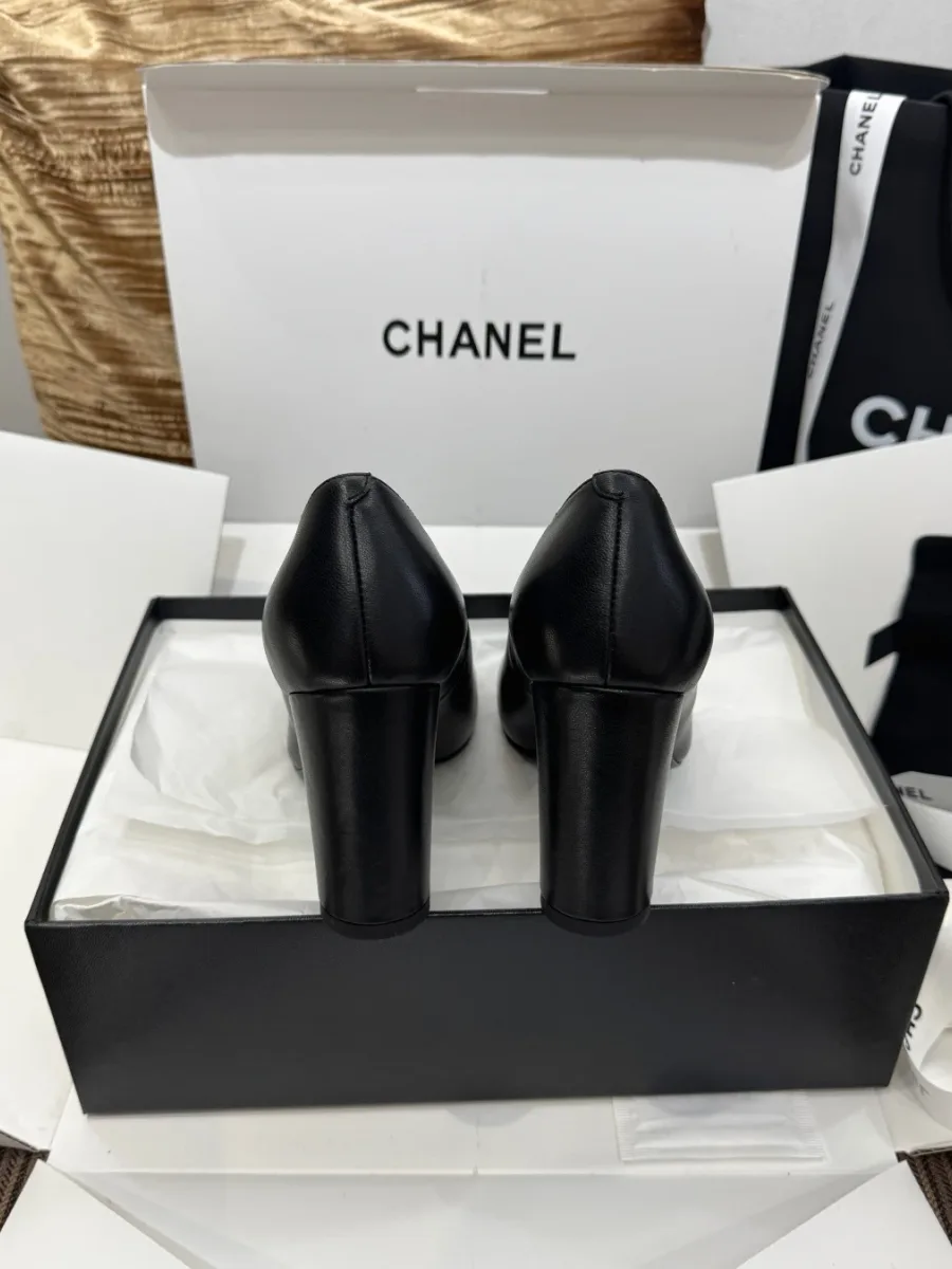Пара чёрных туфель Chanel, вид со стороны задника и устойчивых каблуков