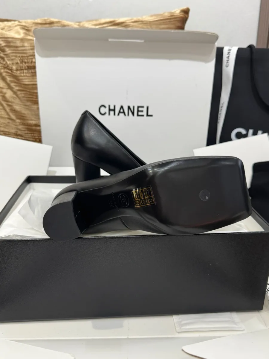 Туфли Chanel в коробке, демонстрация гладкой кожаной подошвы