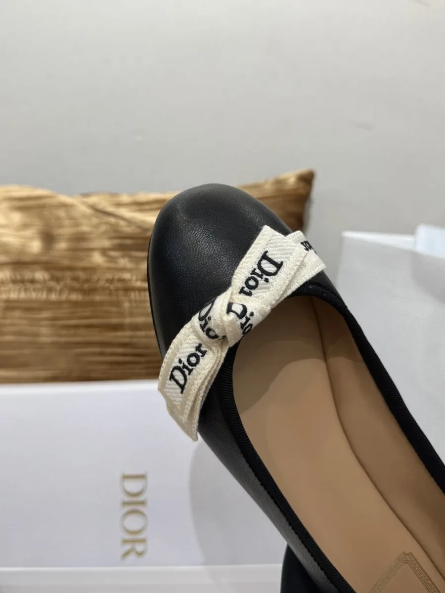 Мысок чёрной балетки с текстильной лентой Dior, вид сверху