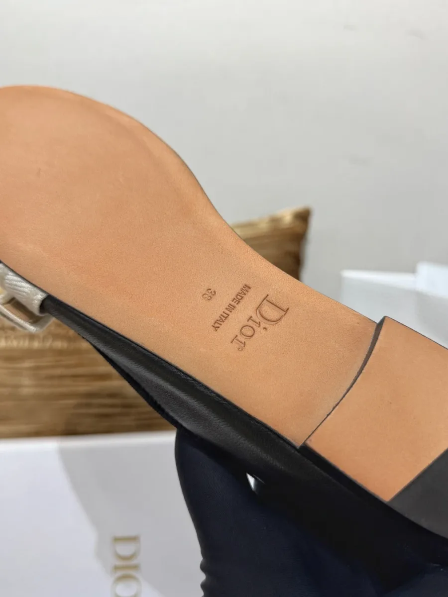 Кожаная подошва балетки с тиснением Dior и маркировкой Made in Italy
