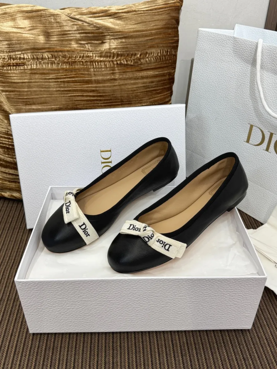 Пара чёрных балеток с белой лентой Dior, вид сверху и сбоку