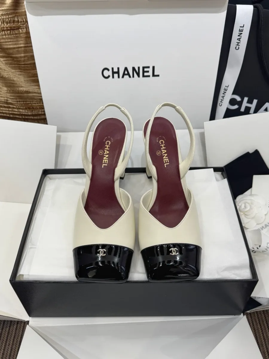 Бежево-чёрные босоножки slingback на устойчивом каблуке в коробке, вид спереди