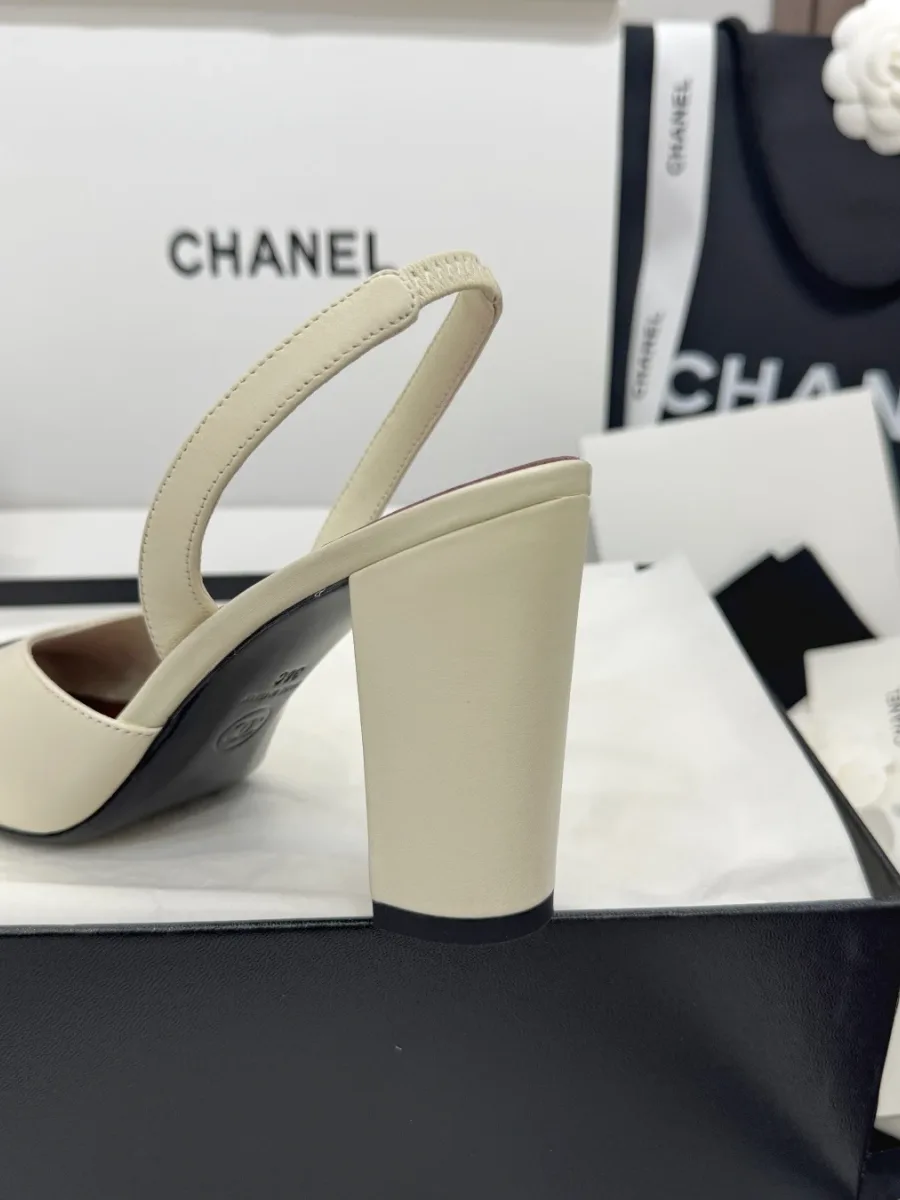 Задняя часть босоножки: широкий обтяжной каблук и ремешок slingback