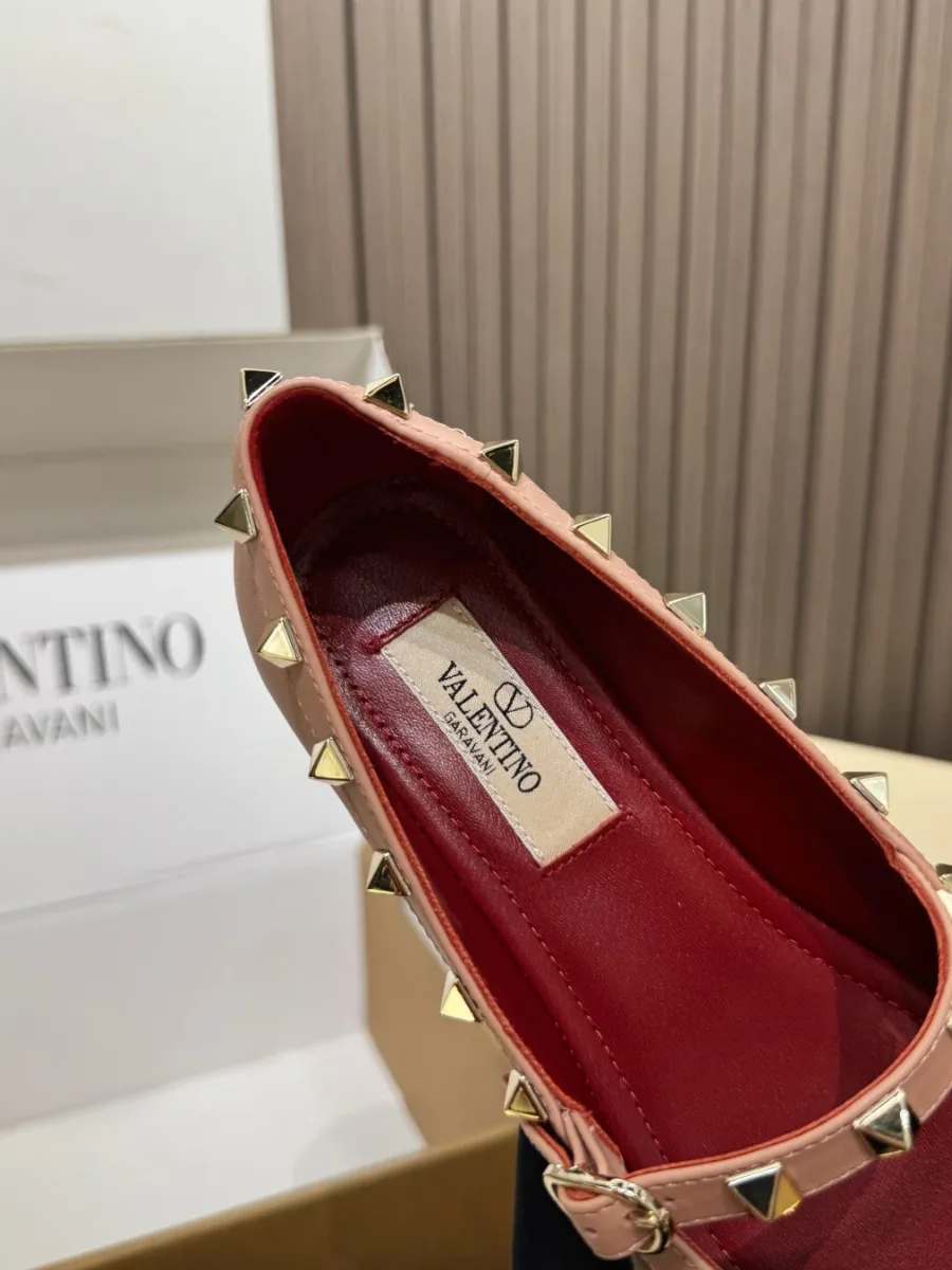 Контрастная красная кожаная стелька с фирменной нашивкой Valentino