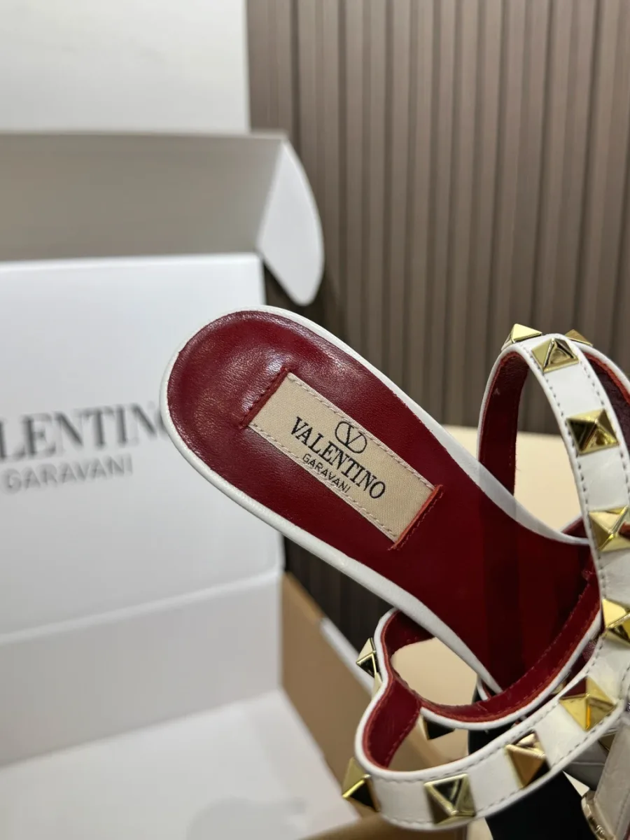 Бордовая кожаная стелька с золотистым логотипом Valentino Garavani
