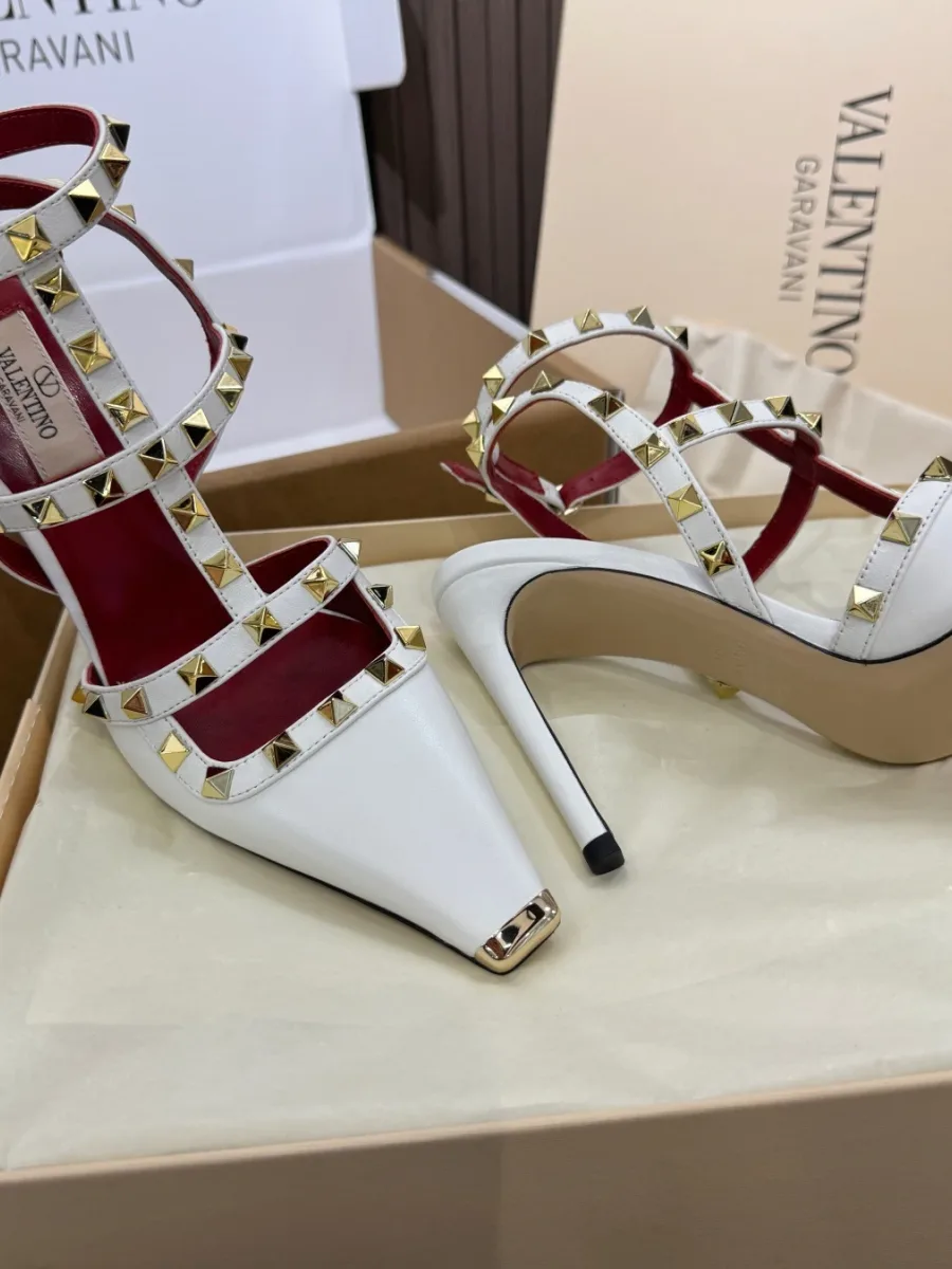 Белые туфли Rockstud с открытой пяткой и каблуком-шпилькой в разобранном ракурсе