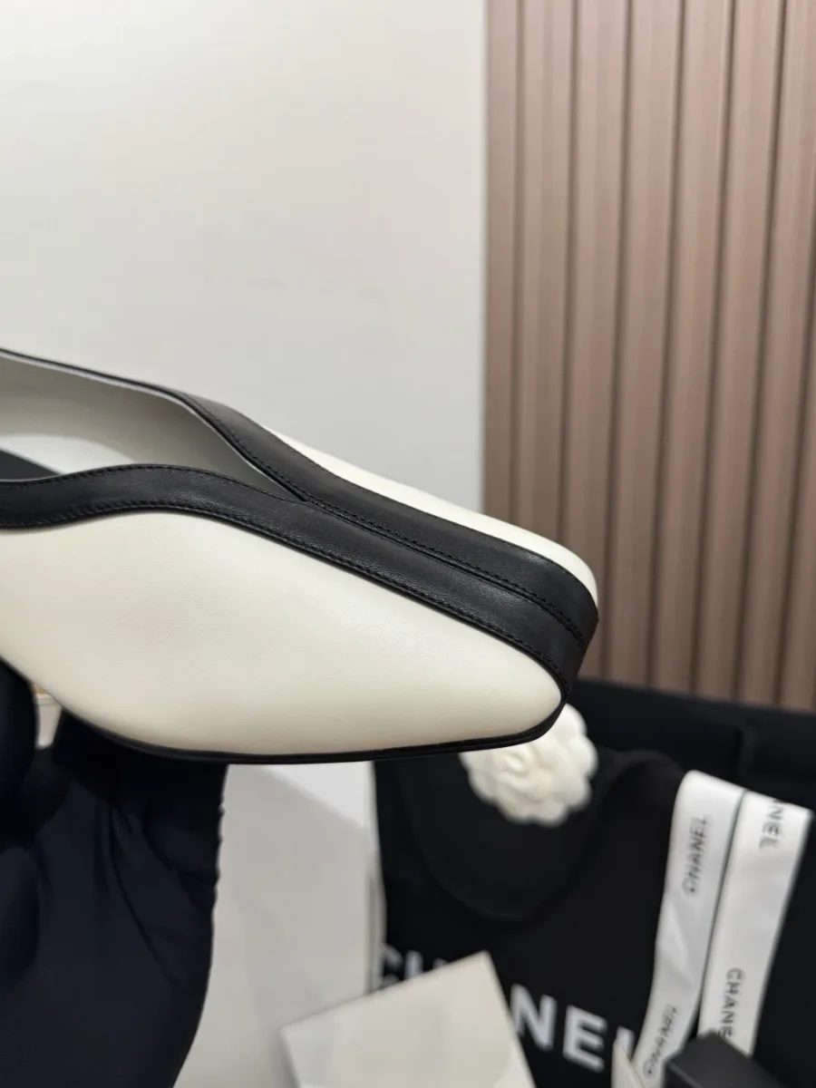 Крупный план квадратного мыска и чёрной отделки белого балетка