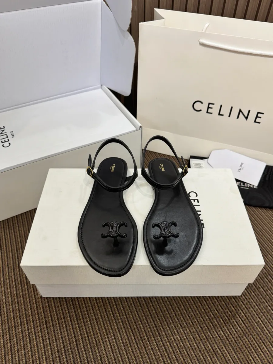 Пара чёрных сандалий Celine Triomphe с тонкими ремешками на щиколотке, вид спереди