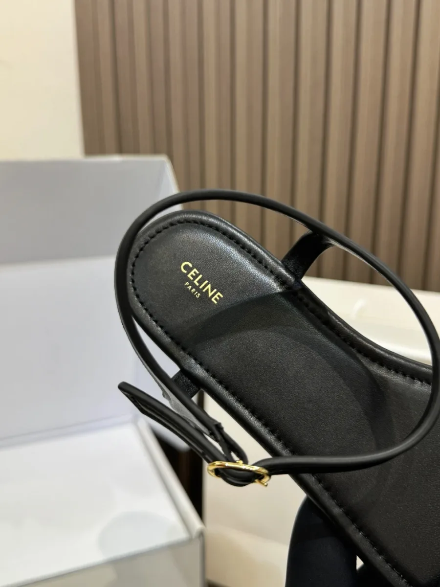 Пяточная зона стельки из натуральной кожи с золотистым логотипом Celine Paris