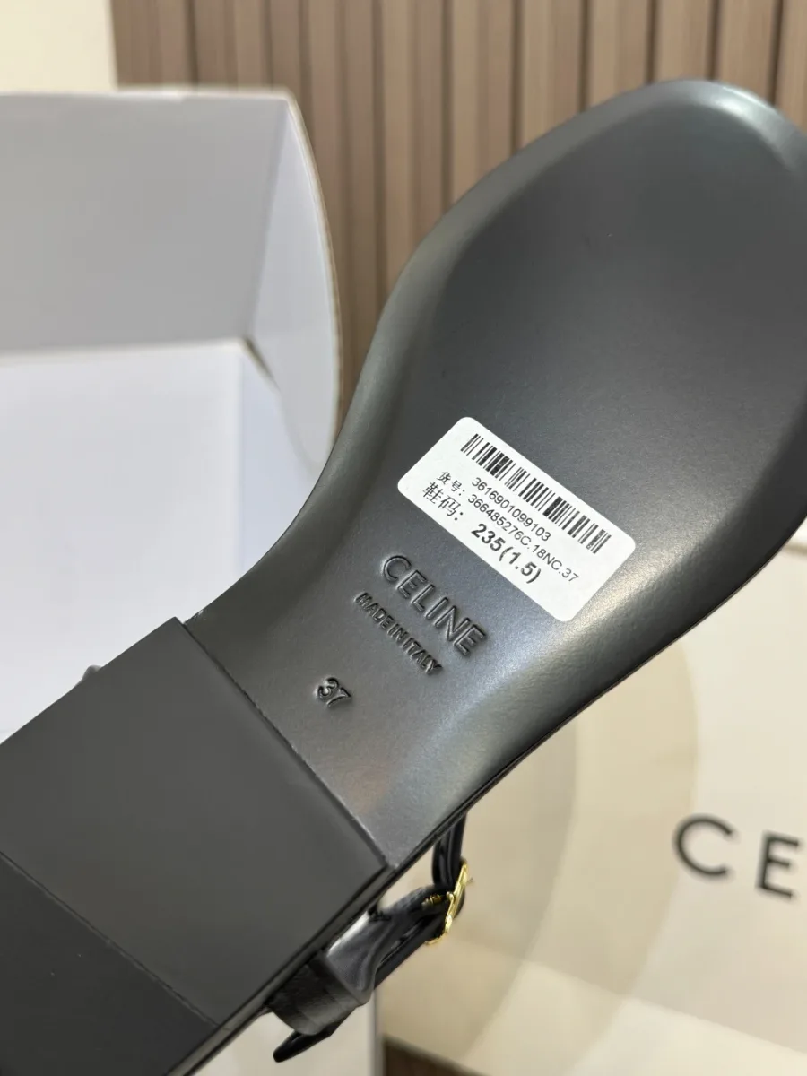 Подошва из гладкой кожи с выдавленным логотипом Celine и маркировкой размера