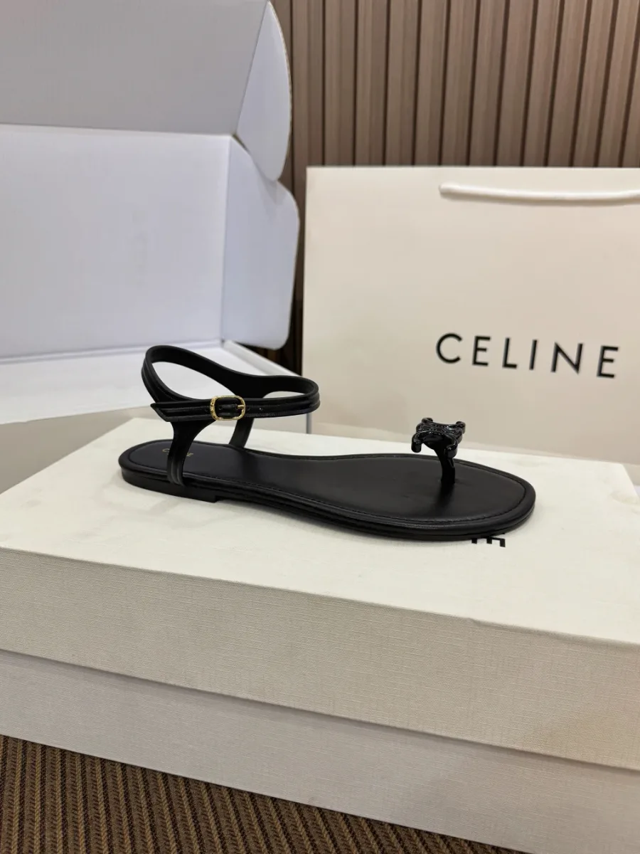 Чёрный сандалий Celine Triomphe на плоской подошве, вид сбоку на коробке