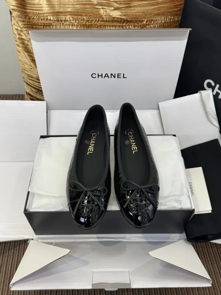 Chanel Чёрные лакированные балетки с тиснением под крокодила и бантиком