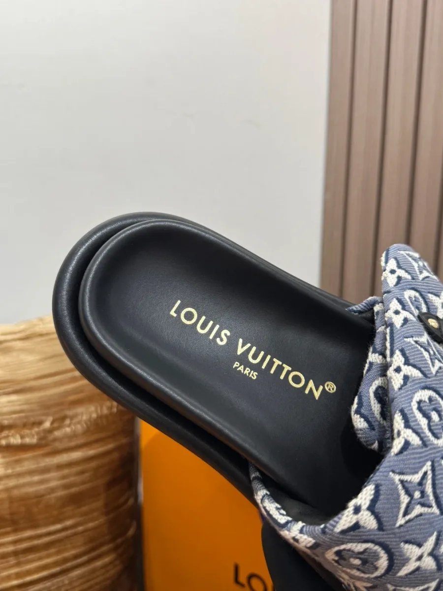 Анатомическая стелька шлёпанца с золотистой маркировкой Louis Vuitton Paris