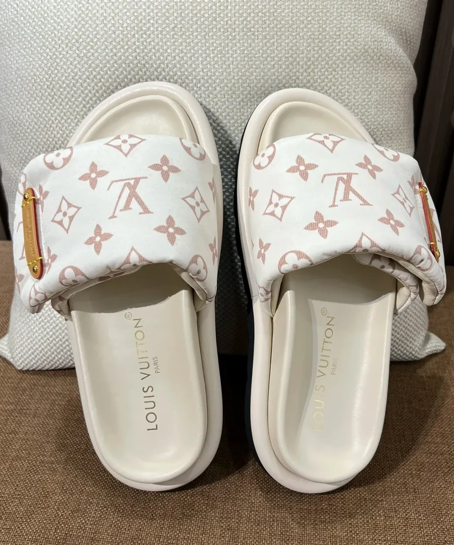 Пара белых шлёпанцев с дутым ремешком Monogram, вид сверху