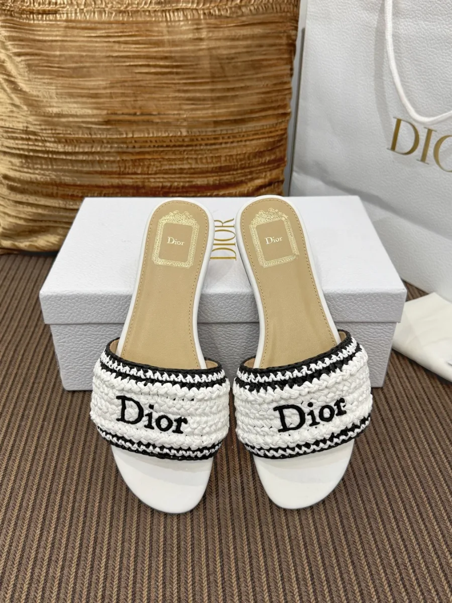 Белые плетёные шлёпанцы Dior Woven, вид спереди на фирменной коробке