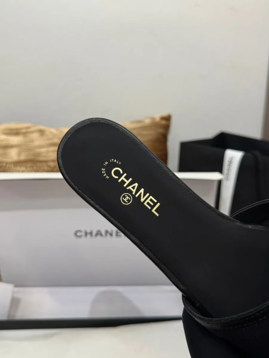 Крупный план пяточной части чёрной кожаной стельки с тиснением Chanel