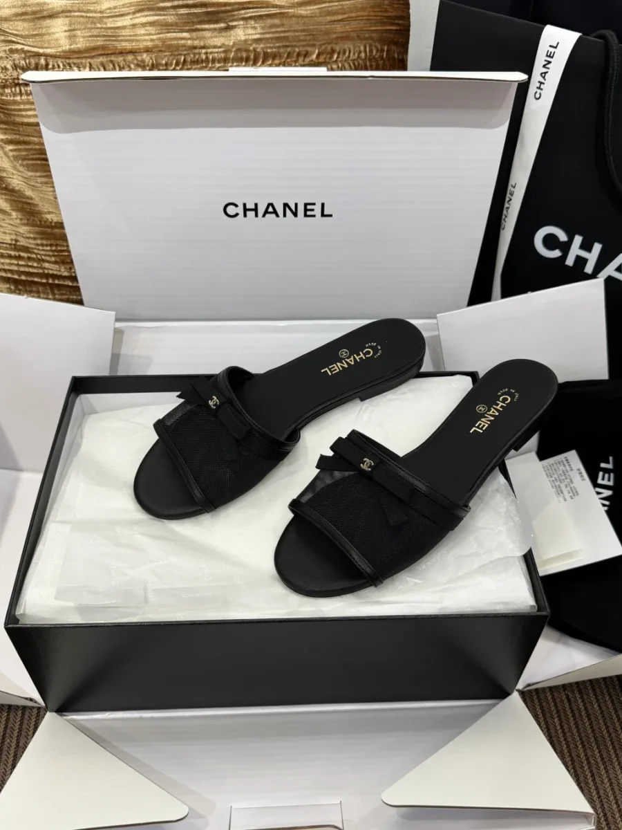 Шлёпанцы Chanel из сетки с кожаным бантом в коробке, вид под углом