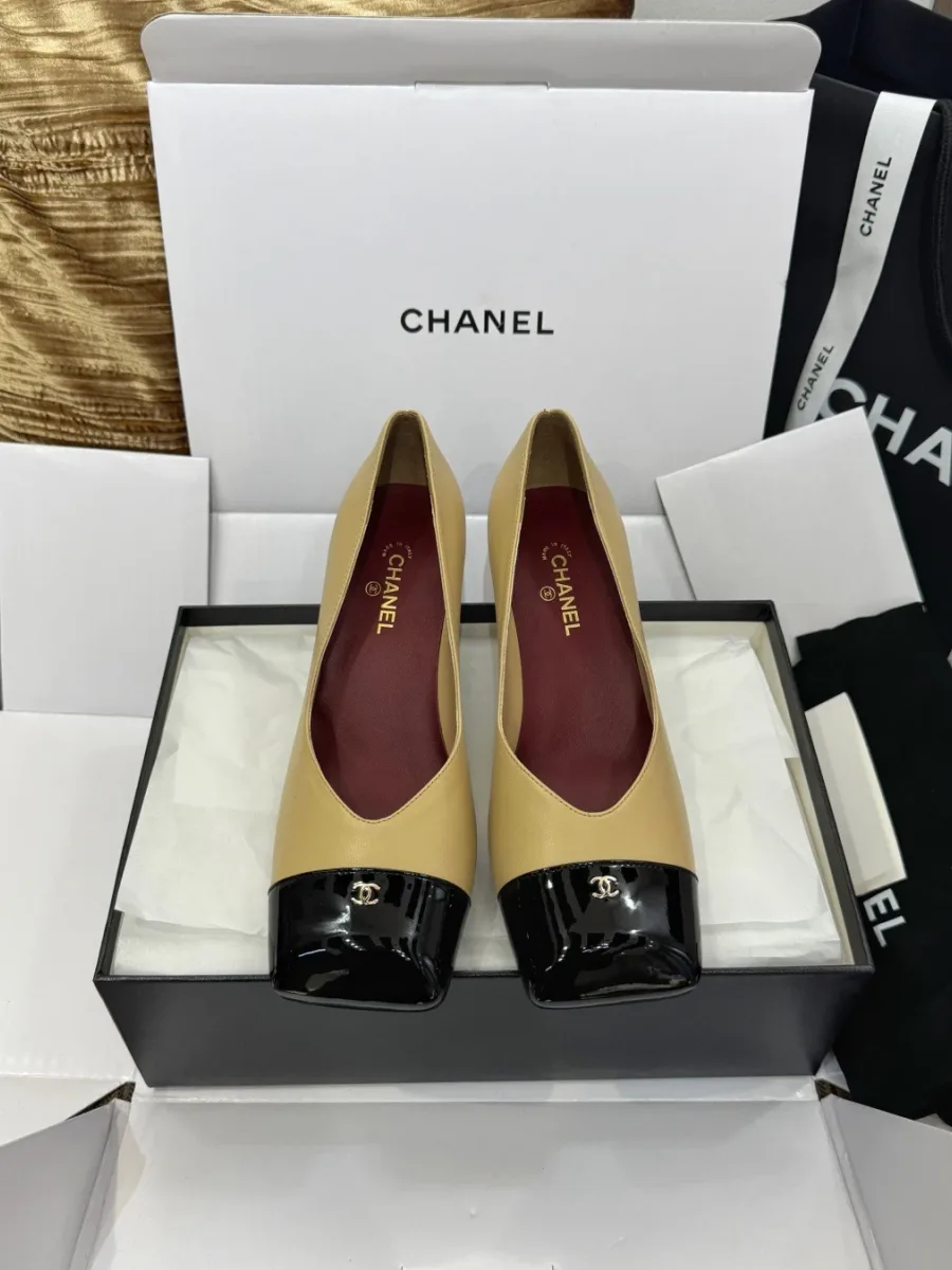 Бежево-чёрные туфли Chanel на каблуке в коробке, вид сверху на мыски с логотипом CC