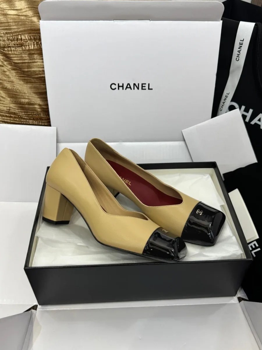 Женские туфли Chanel бежевого цвета с чёрным мысом, ракурс сбоку в обувной коробке