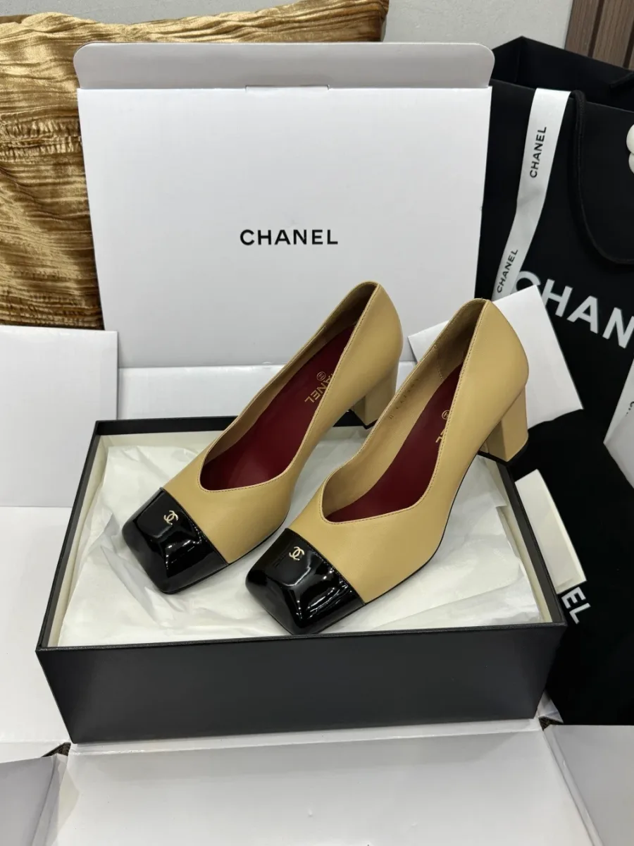 Пара двухцветных туфель Chanel на устойчивом каблуке, диагональный ракурс сверху