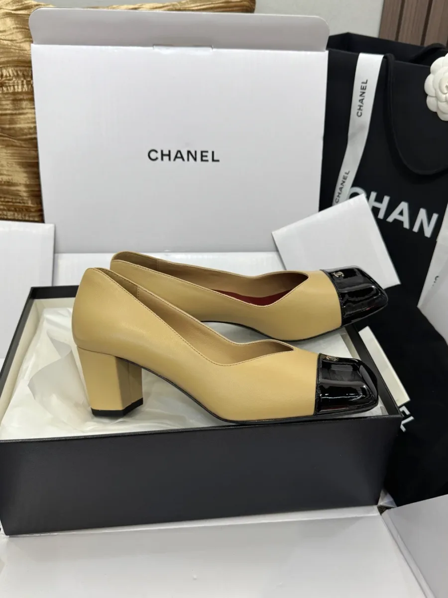 Бежевые туфли Chanel на каблуке с закрытым задником, вид сбоку в коробке