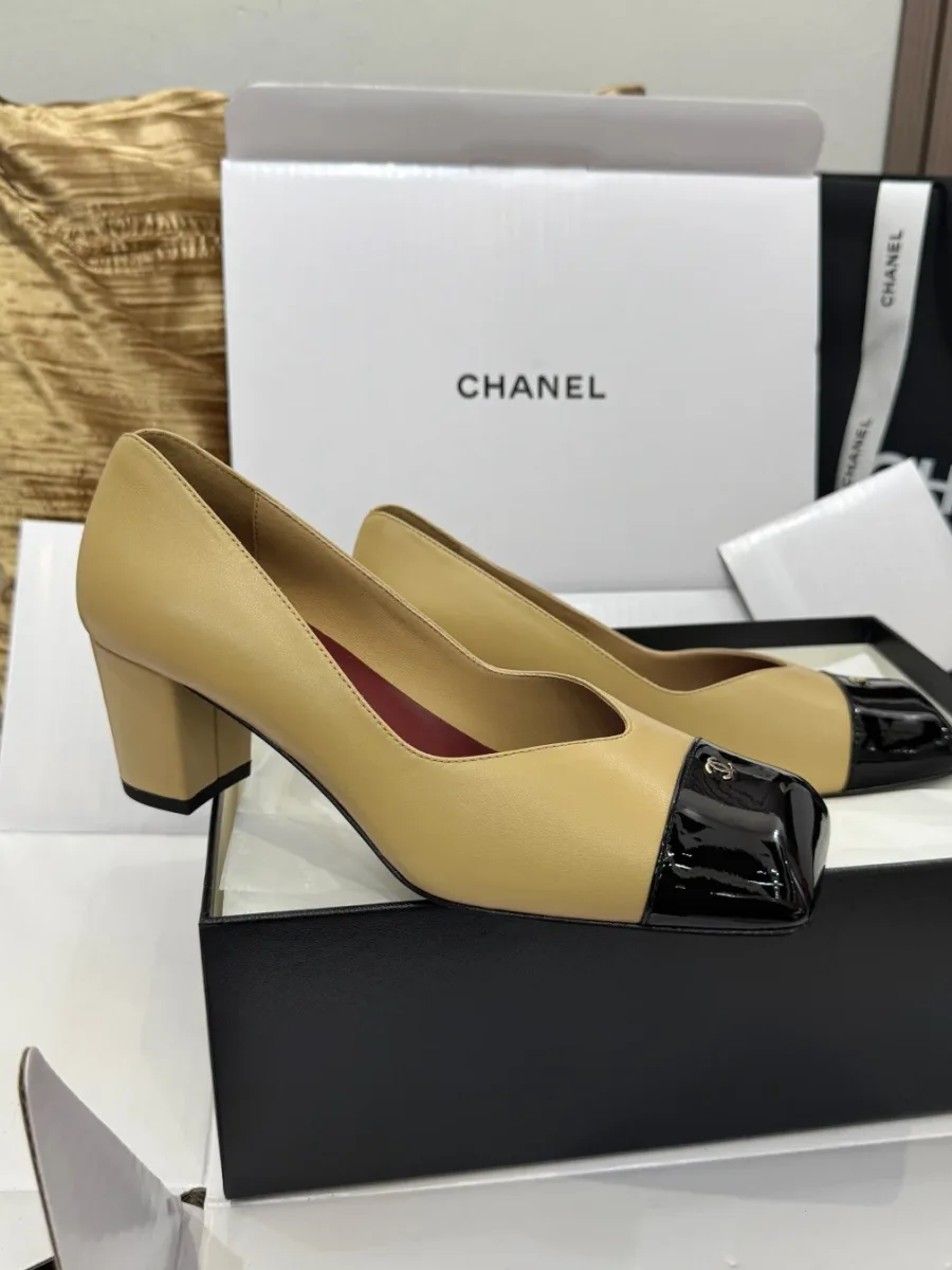 Туфли Chanel бежево-чёрной расцветки, вид сбоку на форму каблука и квадратный мыс